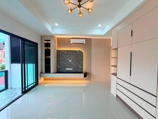 Casa adosada en venta de 3 habitaciones en Bang Lamung, Chonburi