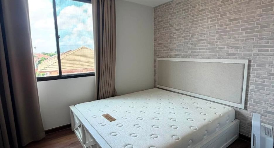 For rent 4 bedrooms townhouse in Mueang Nonthaburi, Nonthaburi