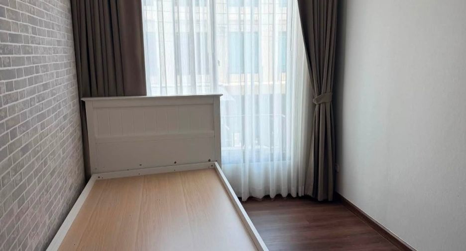 For rent 4 bedrooms townhouse in Mueang Nonthaburi, Nonthaburi