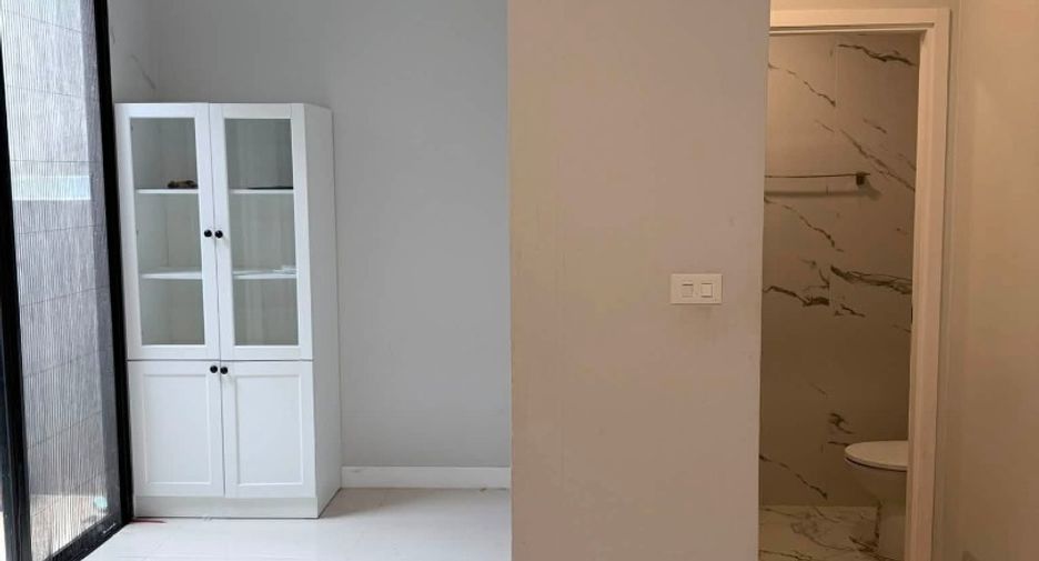 For rent 4 bedrooms townhouse in Mueang Nonthaburi, Nonthaburi