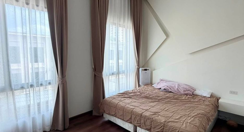 For rent 4 bedrooms townhouse in Mueang Nonthaburi, Nonthaburi