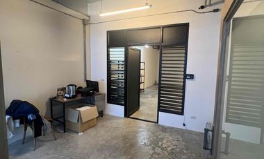 Аренда 1 кровать торговое помещение в Хуаи Кхщанг, Бангкок