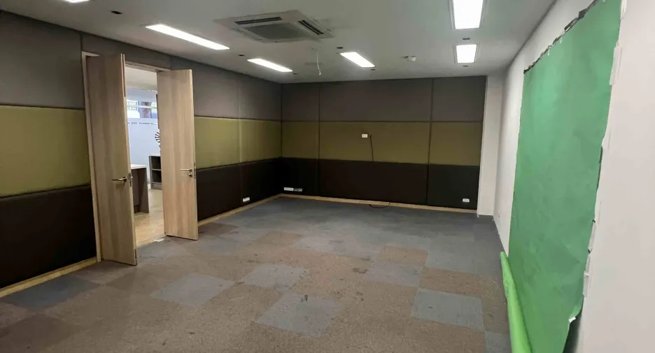 Gewerbefläche zur Miete mit 2 Zimmer in Huai Khwang, Bangkok