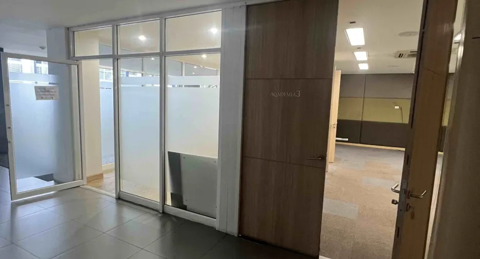 Gewerbefläche zur Miete mit 2 Zimmer in Huai Khwang, Bangkok