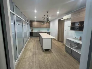 Gewerbefläche zur Miete mit 2 Zimmer in Huai Khwang, Bangkok