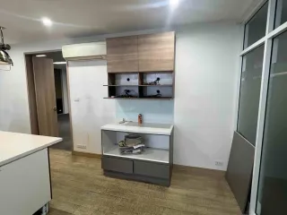 Gewerbefläche zur Miete mit 2 Zimmer in Huai Khwang, Bangkok