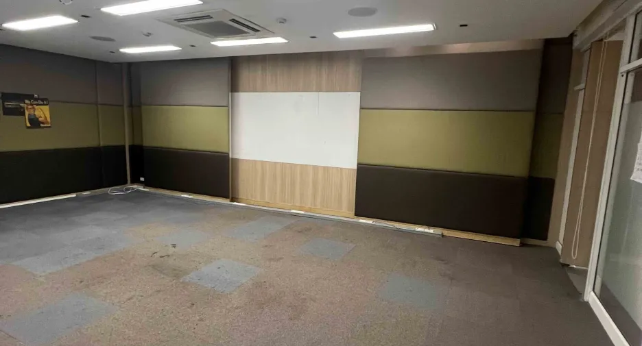 Gewerbefläche zur Miete mit 2 Zimmer in Huai Khwang, Bangkok
