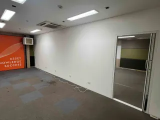 Gewerbefläche zur Miete mit 2 Zimmer in Huai Khwang, Bangkok