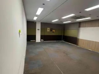 Gewerbefläche zur Miete mit 2 Zimmer in Huai Khwang, Bangkok