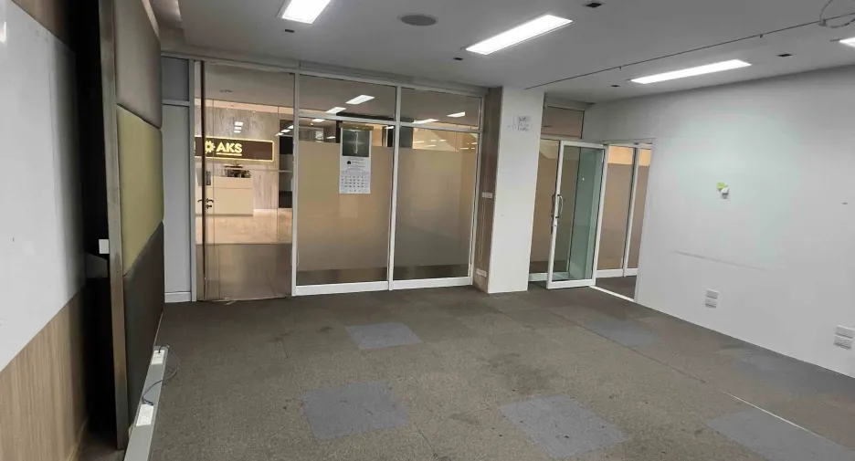 Gewerbefläche zur Miete mit 2 Zimmer in Huai Khwang, Bangkok