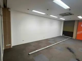 Gewerbefläche zur Miete mit 2 Zimmer in Huai Khwang, Bangkok