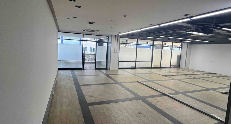 Gewerbefläche zur Miete mit 1 Zimmer in Huai Khwang, Bangkok