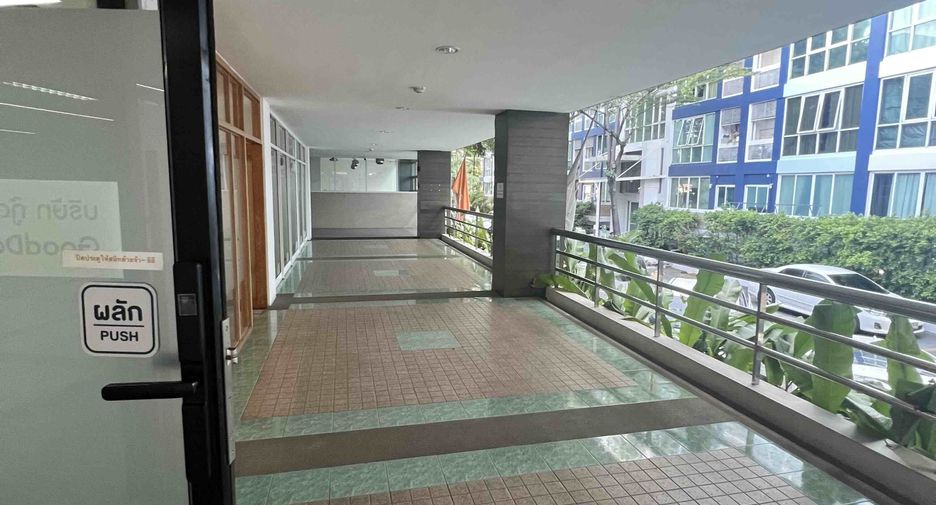 Gewerbefläche zur Miete mit 1 Zimmer in Huai Khwang, Bangkok
