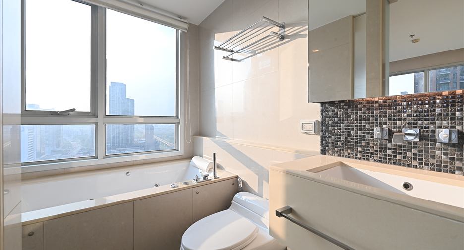 For rent 2 bedrooms condo in Watthana, Bangkok