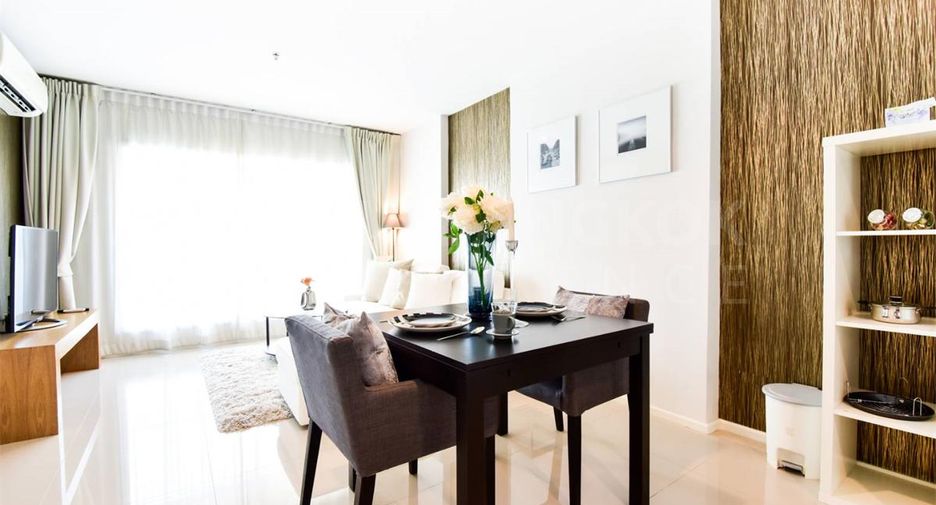For rent 2 bedrooms condo in Huai Khwang, Bangkok