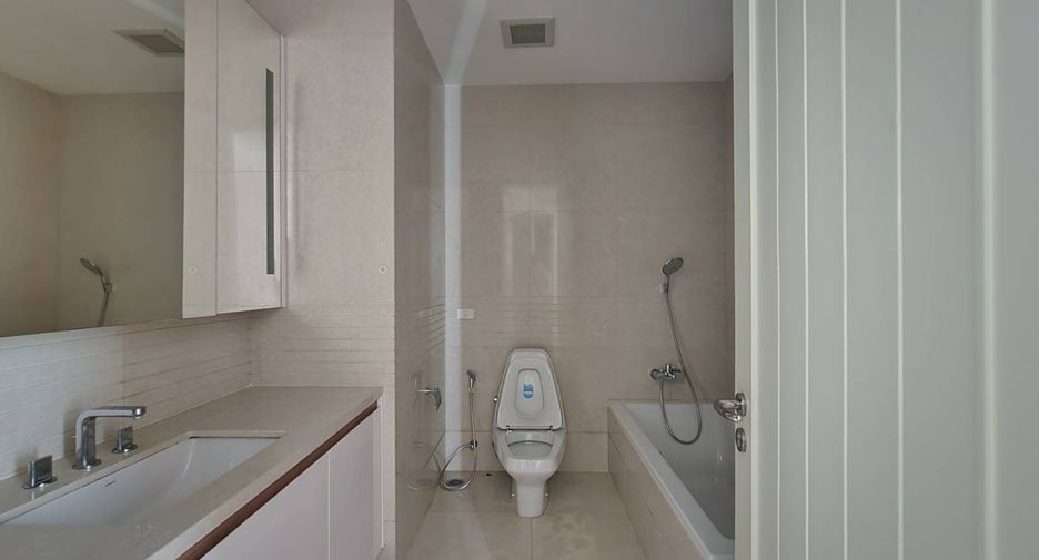 For rent 2 bedrooms condo in Pathum Wan, Bangkok