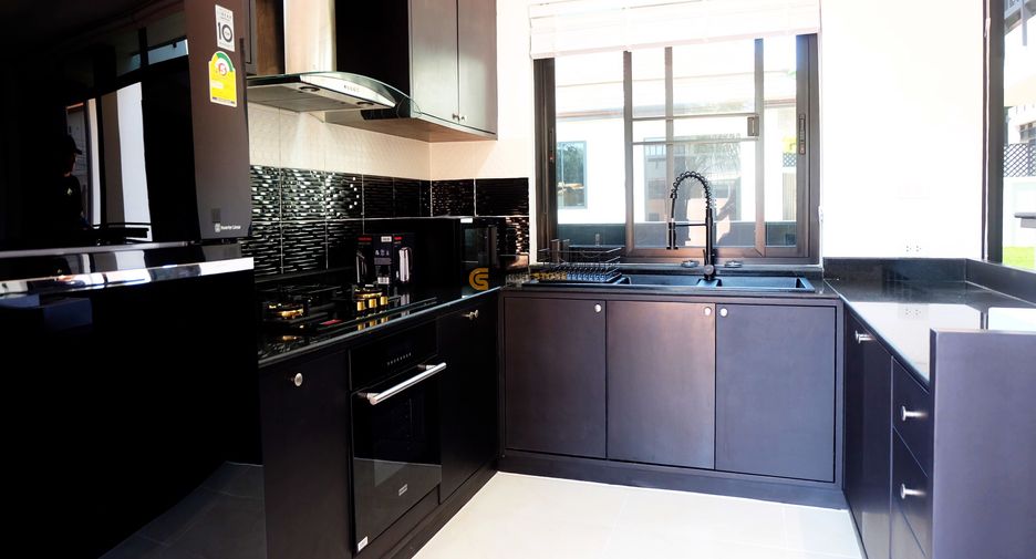 For rent and for sale 4 bedrooms house in Bang Lamung, Chonburi