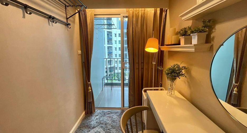 For rent 3 bedrooms condo in Huai Khwang, Bangkok