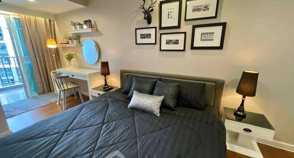 For rent 3 bedrooms condo in Huai Khwang, Bangkok
