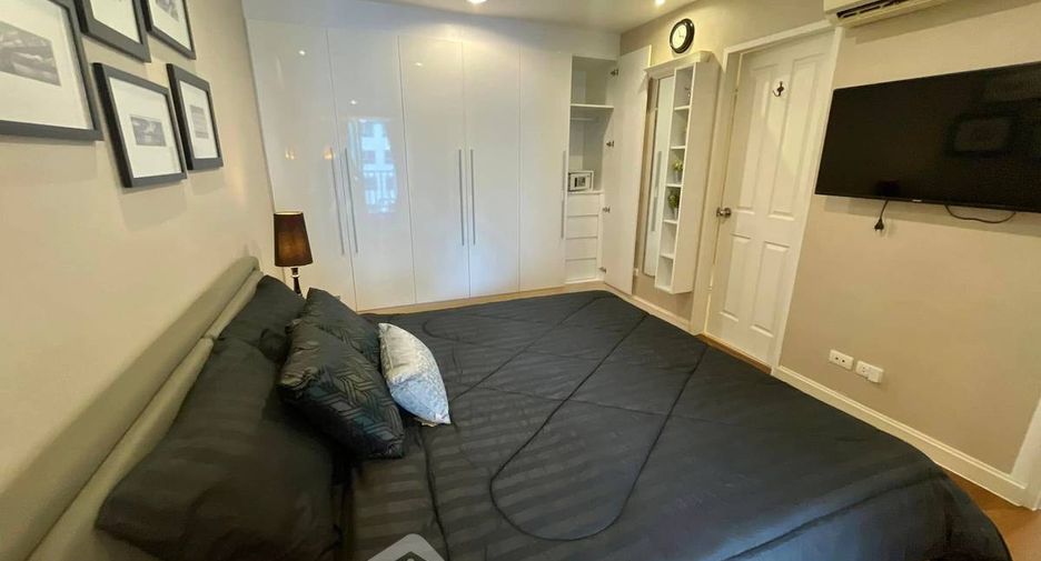For rent 3 bedrooms condo in Huai Khwang, Bangkok