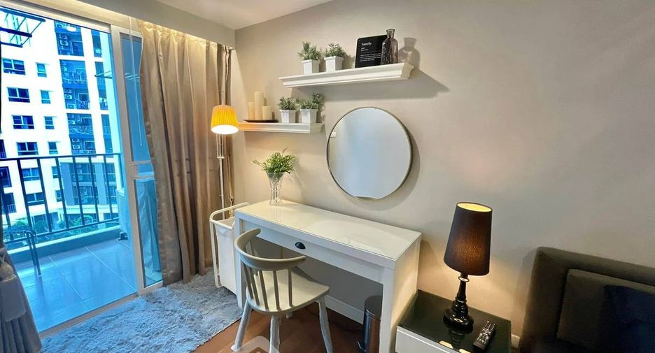 For rent 3 bedrooms condo in Huai Khwang, Bangkok