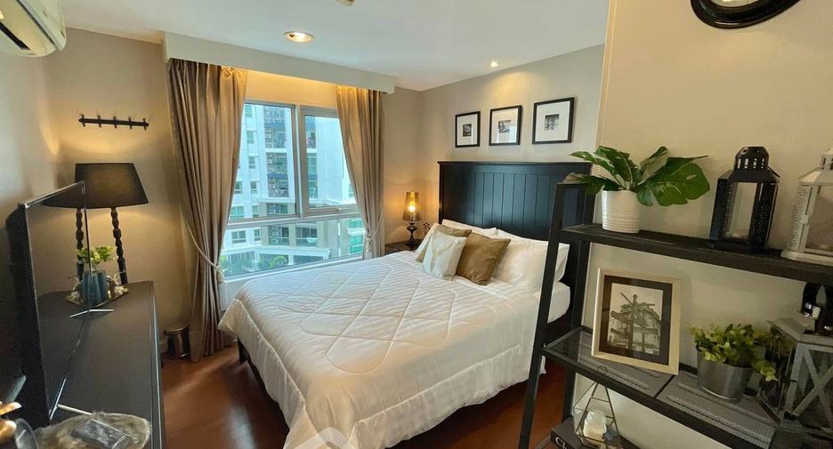 For rent 3 bedrooms condo in Huai Khwang, Bangkok