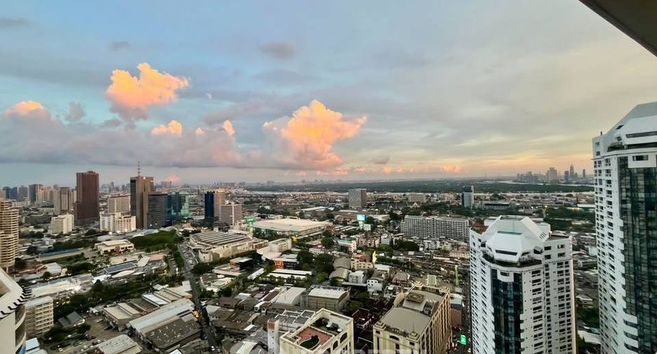 For rent 2 bedrooms condo in Khlong Toei, Bangkok