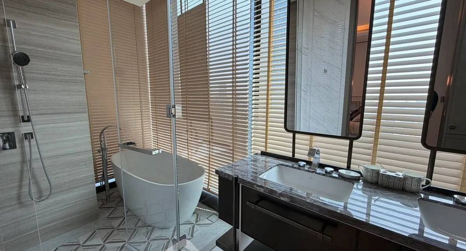 For rent 2 bedrooms condo in Pathum Wan, Bangkok