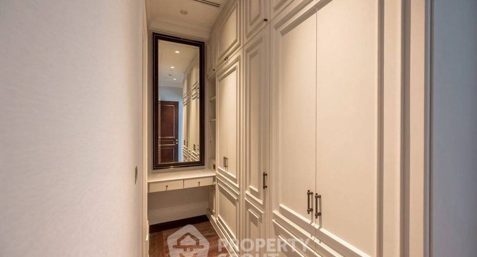 For rent 3 bedrooms condo in Pathum Wan, Bangkok