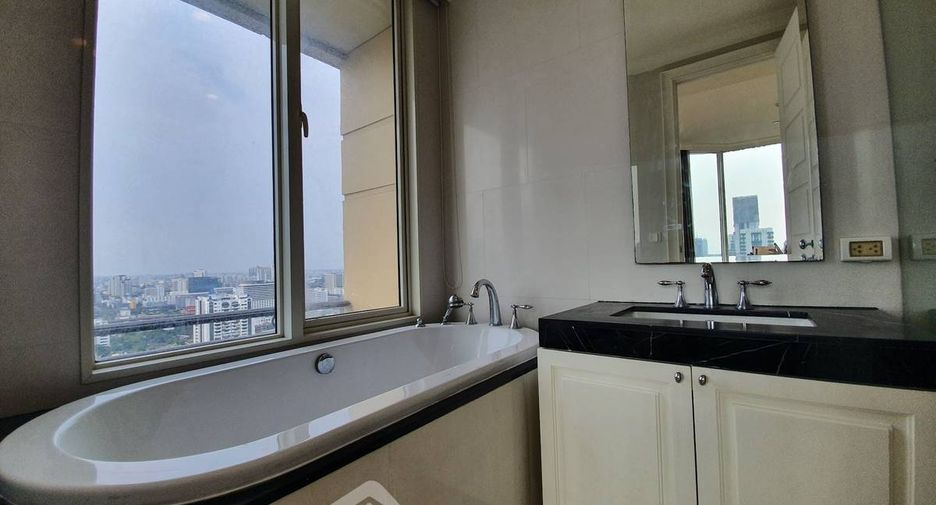 For rent 3 bedrooms condo in Watthana, Bangkok
