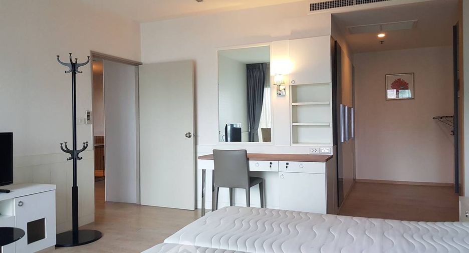 For rent 3 bedrooms condo in Khlong Toei, Bangkok