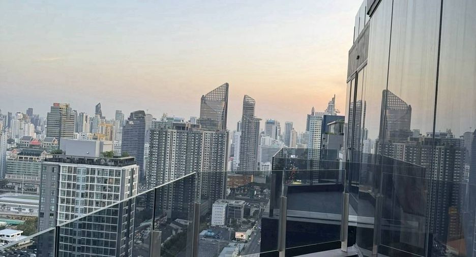 For rent 2 bedrooms condo in Huai Khwang, Bangkok