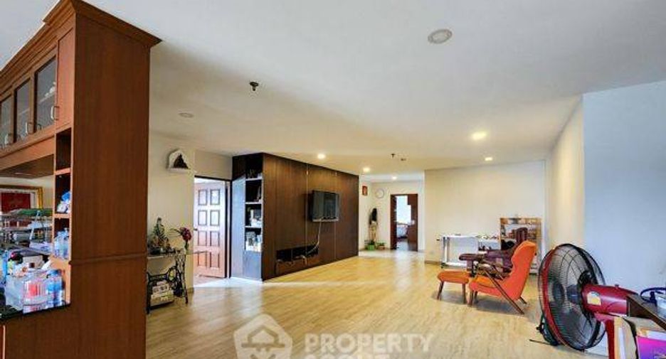 For sale 3 bedrooms condo in Watthana, Bangkok