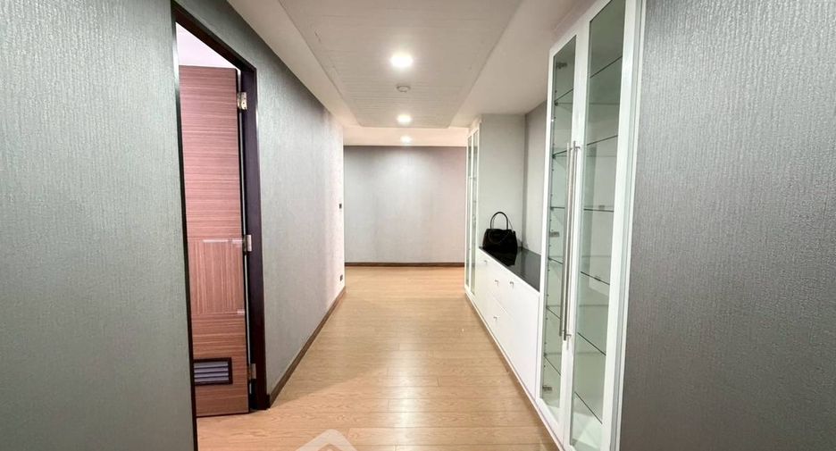 For rent 3 bedrooms condo in Watthana, Bangkok