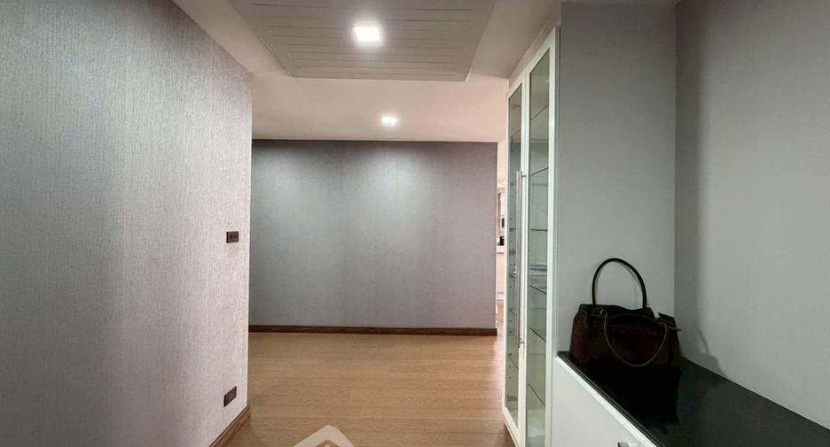 For rent 3 bedrooms condo in Watthana, Bangkok