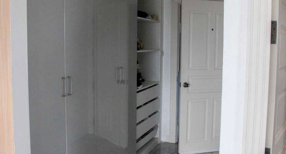 For rent 3 bedrooms condo in Bang Phlat, Bangkok