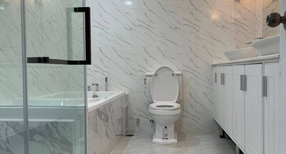 For rent 3 ベッドルーム condo in Khlong Toei, Bangkok