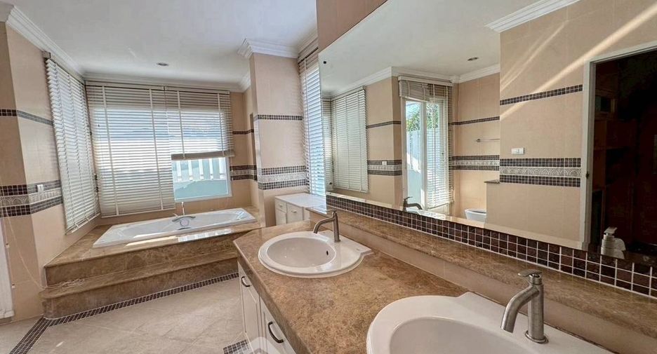 For rent 5 bedrooms house in Lat Krabang, Bangkok
