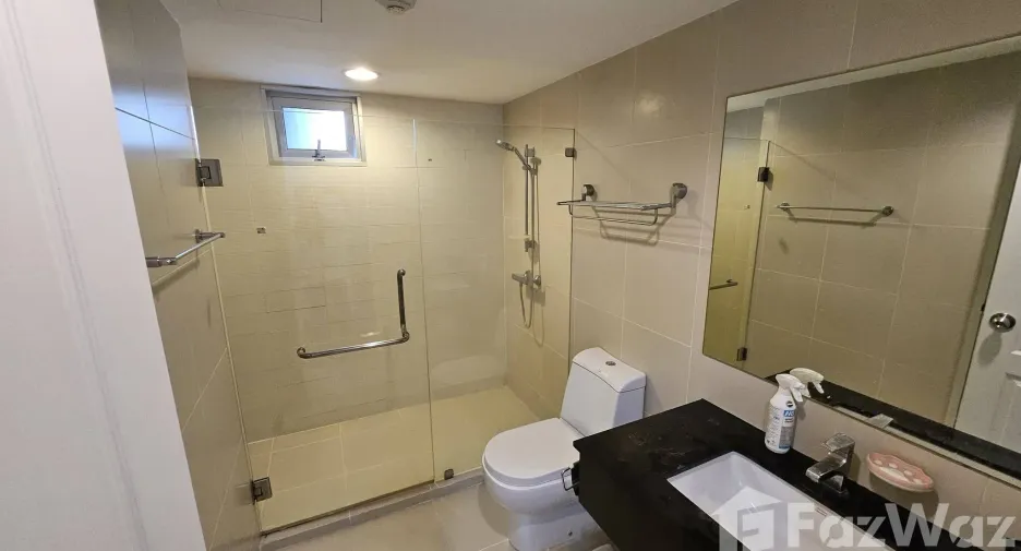 For rent 2 bedrooms condo in Huai Khwang, Bangkok