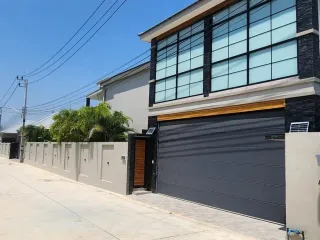 For rent 4 bedrooms villa in Bang Lamung, Chonburi
