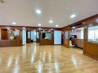 For sale 3 bedrooms condo in Khlong Toei, Bangkok