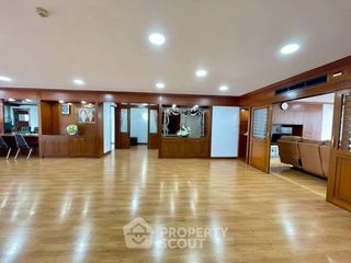 For sale 3 bedrooms condo in Khlong Toei, Bangkok