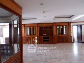 For sale 3 bedrooms condo in Khlong Toei, Bangkok