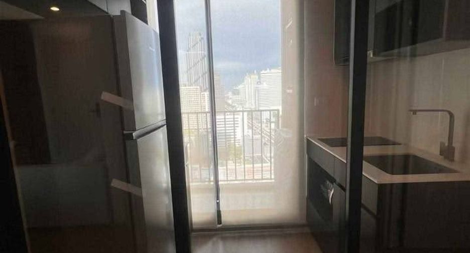 Condo en alquiler de 3 habitaciones en Huai Khwang, Bangkok