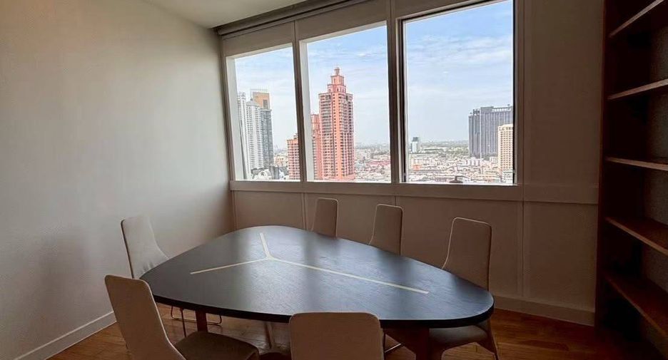 For rent 3 bedrooms condo in Khlong Toei, Bangkok