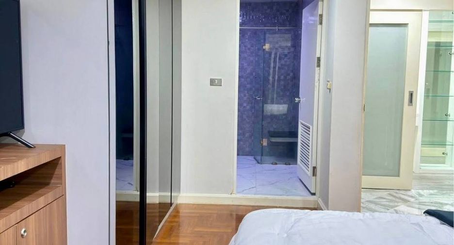For rent 3 bedrooms condo in Watthana, Bangkok
