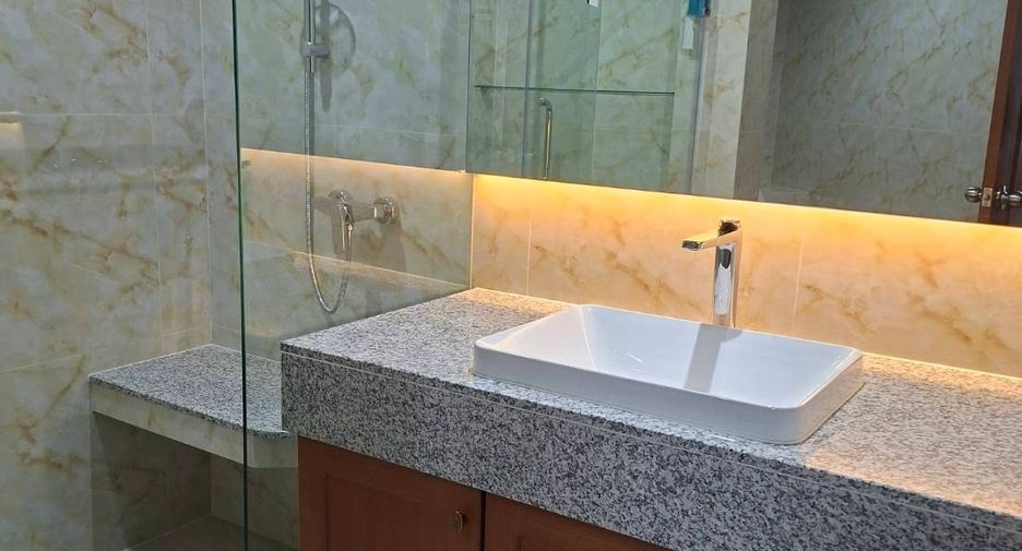 Condo en alquiler de 3 habitaciones en Khlong Toei, Bangkok
