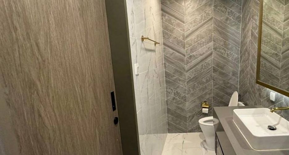 For rent そして for sale 2 ベッドルーム condo in Khlong Toei, Bangkok