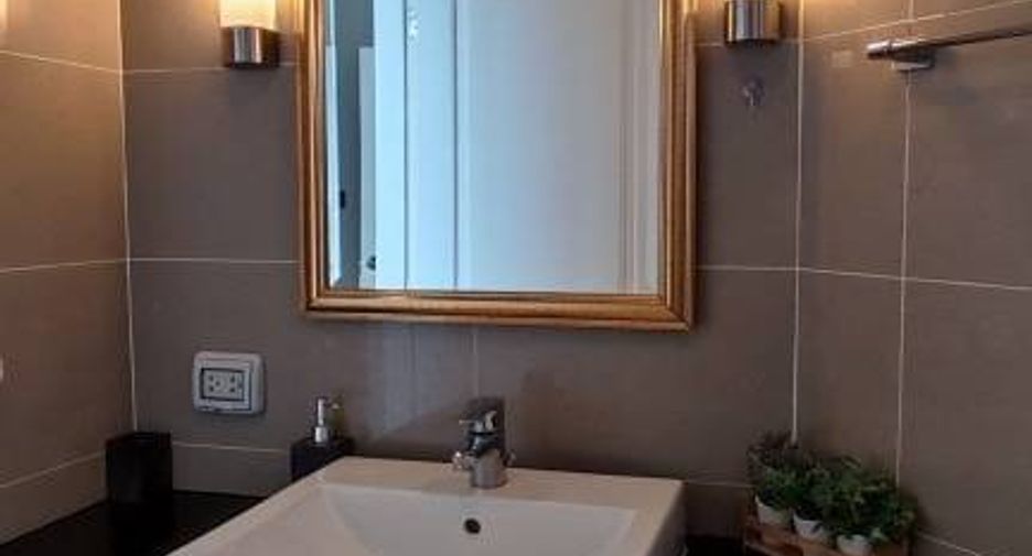 For rent 2 bedrooms condo in Huai Khwang, Bangkok