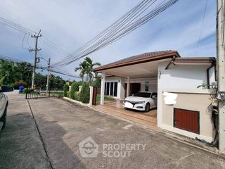 Casa en alquiler de 3 habitaciones en Bang Lamung, Chonburi
